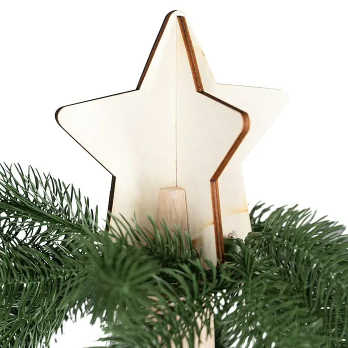 Künstlicher Weihnachtsbaum Green Joy Tips - Höhe: 150 cm, Grün - Nahaufnahme einer hölzernen Sternbaumspitze, die einen rustikalen und natürlichen Akzent auf einem Weihnachtsbaum setzt.