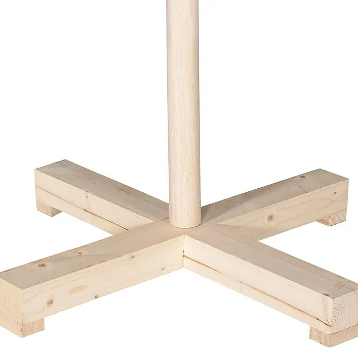 Künstlicher Weihnachtsbaum Green Joy Tips - Höhe: 150 cm, Grün - Detailansicht einer hölzernen Stativbasis mit einem runden, hölzernen Mittelpfosten, ideal für Präsentationen oder Ausstellungen.