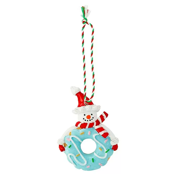 Decoris Christbaumschmuck Donut - Bunt, Polyresin, 9,6 x 7 x 3,2 cm - Weihnachtsschmuck: Schneemann mit roter Mütze/Schal hält blauen Donut, hängt an rot, grün, weiß gestreifter Schnur.