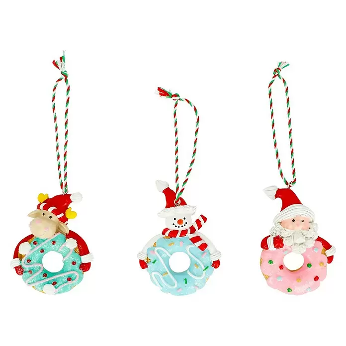 Decoris Christbaumschmuck Donut - Bunt, Polyresin, 9,6 x 7 x 3,2 cm - Drei donut-förmige Weihnachtskugeln: Rentier, Schneemann, Weihnachtsmann, jeweils mit buntem Donut, an gestreiften Schnüren hängend.