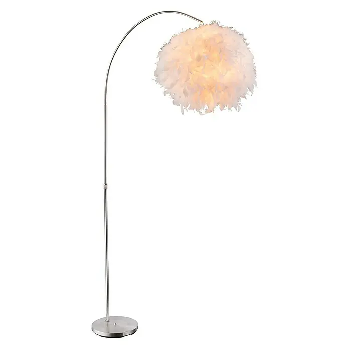 Globo Katunga Stehleuchte - Höhe: 196 cm - Stehlampe mit einem gebogenen Chromständer und einem Lampenschirm aus weißen Federn, der ein warmes Licht ausstrahlt.