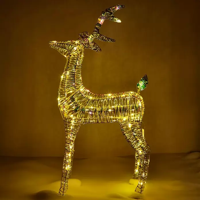 LED-Weihnachtsdekofigur Hirsch Bling - 22 x 60 x 100 cm, Klar/Irisierend, Netzbetrieben, LED - Beleuchtete, metallische Hirsch-Weihnachtsdekoration mit warmweißen Lichtern, stehend auf hellem Untergrund.