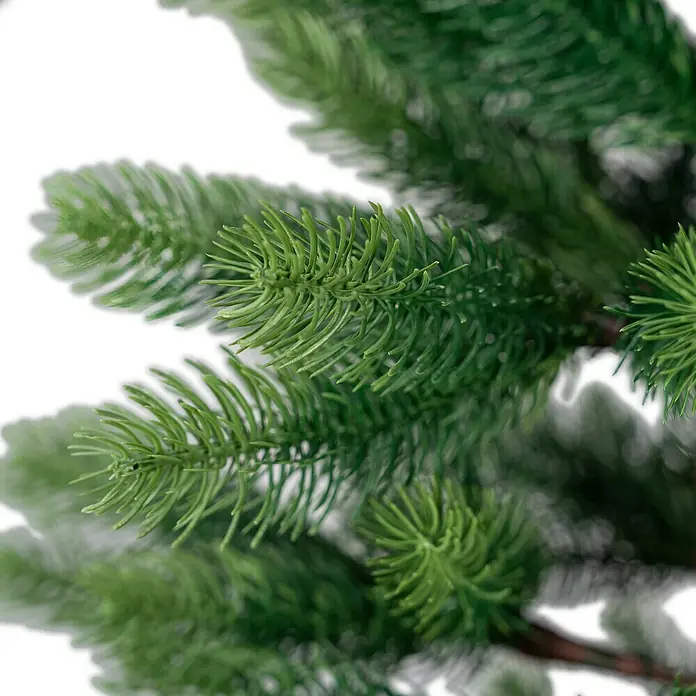 Künstlicher Weihnachtsbaum Nagoya - Höhe: 180 cm, Grün - Detailaufnahme eines künstlichen Tannenzweigs mit grünen Nadeln, ideal als festliche Dekoration für Weihnachten und die Winterzeit.