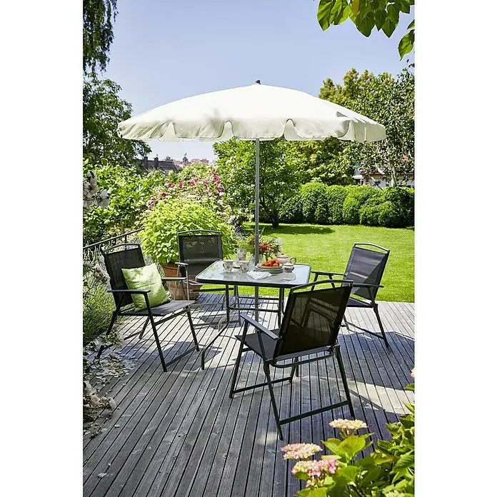 Sunfun Set de muebles de jardín Marta - 5 pzs., Vidrio/Textil, Acero, Antracita - Elegante juego de comedor de jardín con mesa, cuatro sillas y sombrilla en un patio de madera, rodeado de exuberante vegetación y flores.