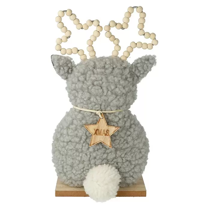 Dekofigur Hirsch - L x B x H: 13 x 5 x 24,5 cm, Braun/Grau, Holz, 1 Stk. - Graue, flauschige Rentier-Weihnachtsdekoration mit Geweih aus Holzperlen, "XMAS"-Sternanhänger, weißem Bommelschwanz und Holzsockel.
