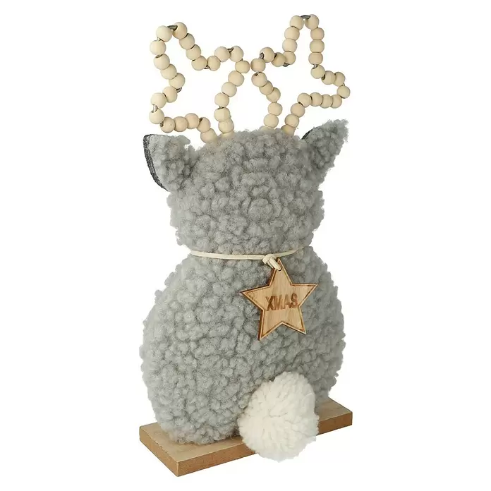 Dekofigur Hirsch - L x B x H: 13 x 5 x 24,5 cm, Braun/Grau, Holz, 1 Stk. - Graue, flauschige Weihnachts-Rentierdekoration mit Geweih aus Holzperlen, einem hölzernen 'XMAS'-Sternanhänger und einem weißen Bommelschwanz auf einem Holzsockel.