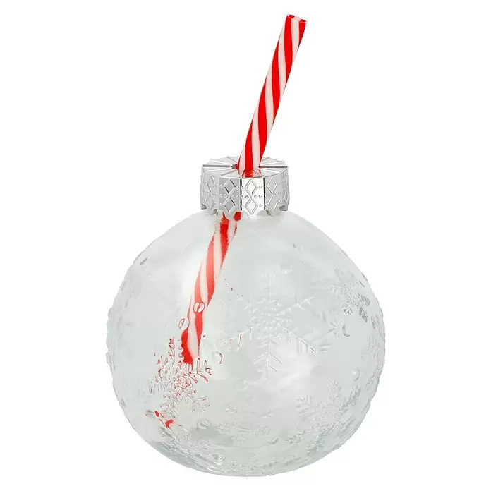 Trinkglas Partybecher Julia - Glas, Rot/Transparent - Durchsichtige Weihnachtsbaumkugel mit silberner Kappe und rot-weißem Trinkhalm, mit Schneeflocken geprägt, wie ein Feiertagsgetränk.