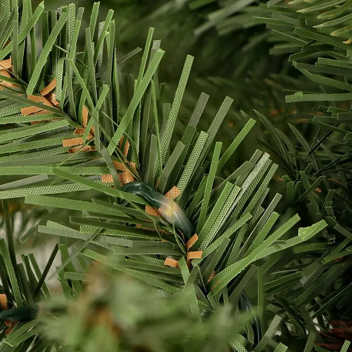 Künstlicher Weihnachtsbaum Allison - Höhe: 60 cm, Grün, LED-Beleuchtung - Detailaufnahme eines künstlichen Tannenbaums mit grünen Nadeln und integrierten Lichtern für festliche Dekorationen.