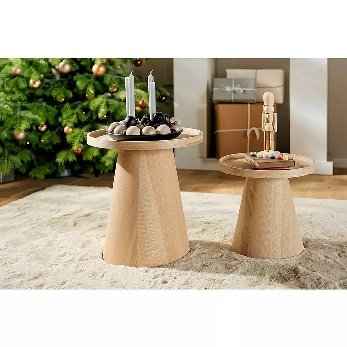 Adventskerzenhalter magnetisch - Schwarz - Zwei helle Beistelltische aus Eichenholzoptik mit konischen Füßen und Tablettplatten, einer mit Adventskranz, der andere mit Nussknacker.