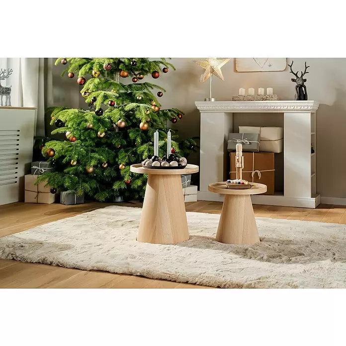 Adventskerzenhalter magnetisch - Schwarz - Zwei unterschiedlich hohe Beistelltische aus Naturholz auf einem flauschigen Teppich, einer mit Adventsdeko, der andere mit Nussknacker.