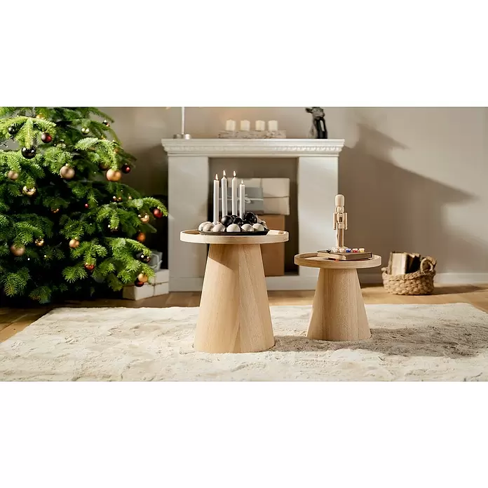 Adventskerzenhalter magnetisch - Schwarz - Zwei helle Beistelltische aus Holz in festlicher Umgebung. Der größere trägt einen Adventskranz, der kleinere einen Nussknacker und Farben.