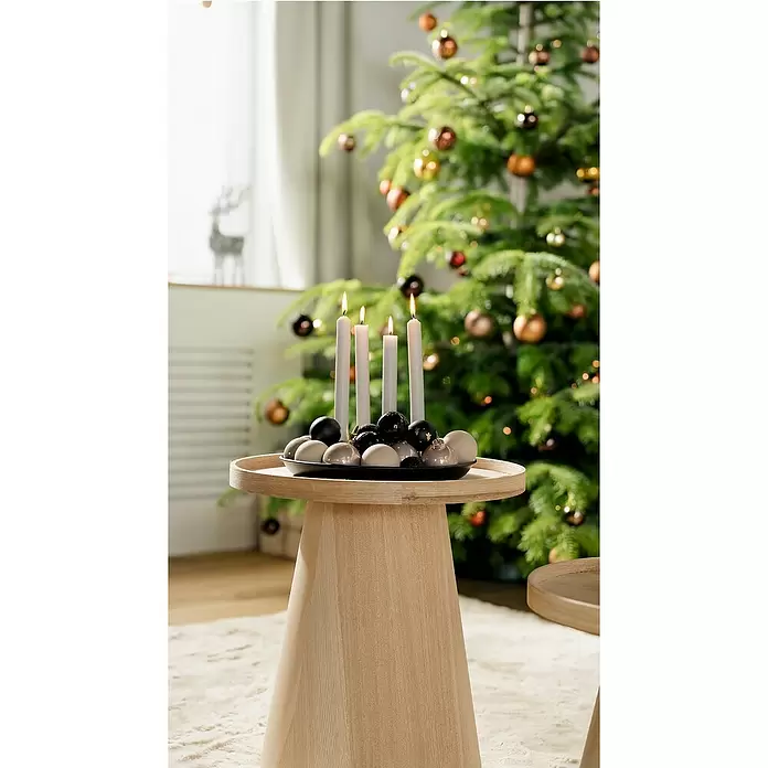 Adventskerzenhalter magnetisch - Schwarz - Heller Beistelltisch aus Holz mit Tablettplatte, darauf eine Weihnachtskerzen-Dekoration.
