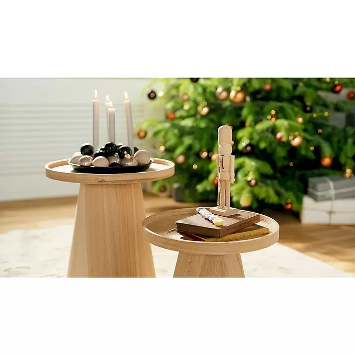 Adventskerzenhalter magnetisch - Schwarz - Zwei runde Beistelltische aus Holz, einer mit Kerzen und Ornamenten, der andere mit Nussknacker und Büchern, in einem festlichen Raum.