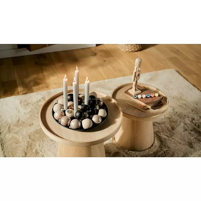 Adventskerzenhalter magnetisch - Schwarz - Zwei helle Holzbeistelltische. Einer zeigt einen Adventskranz, der andere eine Künstlerpuppe und Farben.