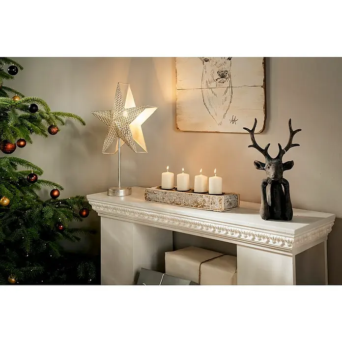 Dekofigur Hirsch Zen - L x B x H: 15 x 25,5 x 41 cm, Kunststoff, Hirsch - Festliche Dekoration mit beleuchtetem Stern, Kerzen, Hirschfigur und Weihnachtsbaum für eine gemütliche Weihnachtsatmosphäre.