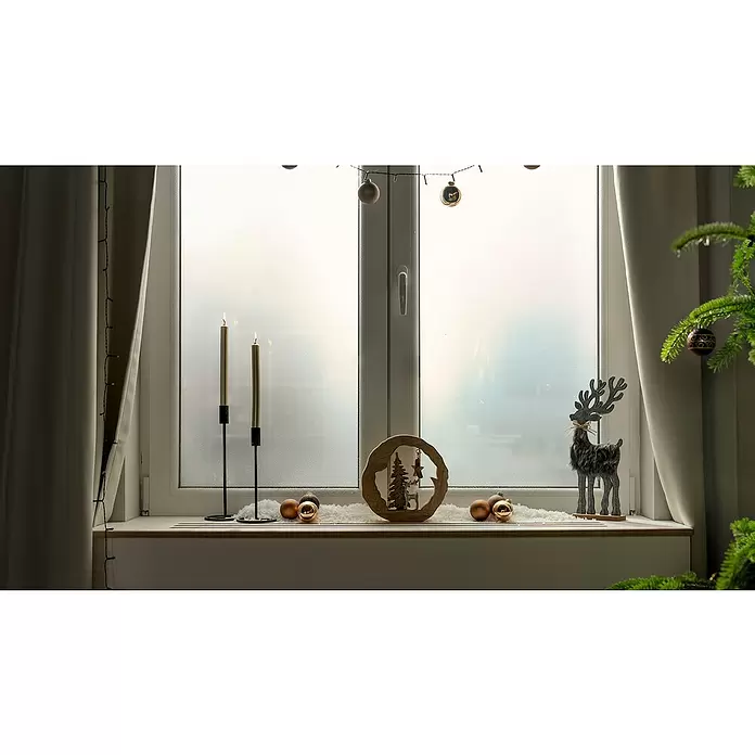 Dekoelement Hirsch & Tanne - L x B x H: 23 x 5 x 23 cm, Braun, Silber, Holz - Weihnachtliche Fensterdekoration mit Kerzen, goldenen Kugeln und Rentierfiguren auf schneebedecktem Sims.
