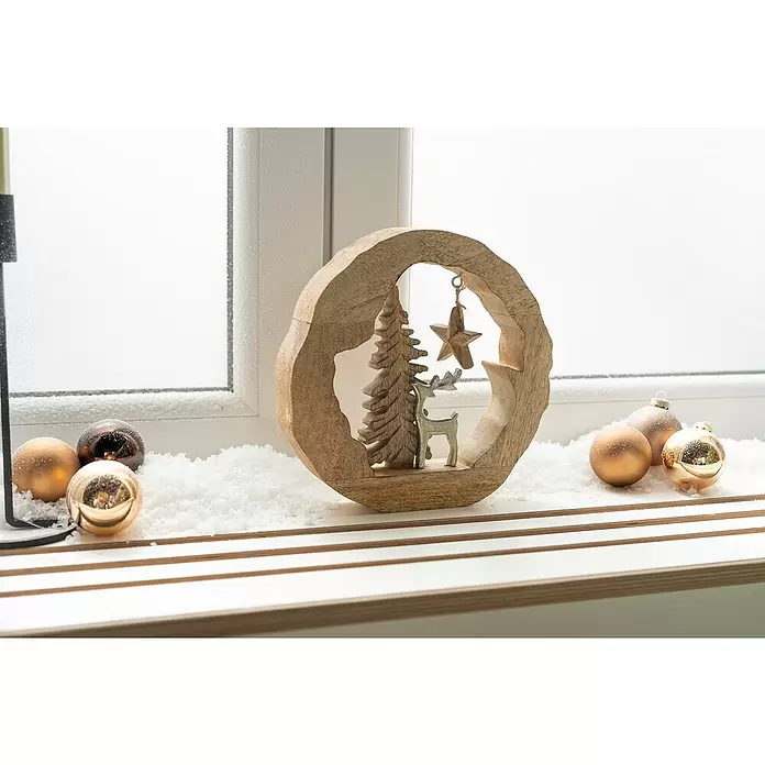 Dekoelement Hirsch & Tanne - L x B x H: 23 x 5 x 23 cm, Braun, Silber, Holz - Hölzerne Weihnachtsdekoration mit Baum, Hirsch und Stern, umgeben von Schnee und Kugeln auf einer Fensterbank.