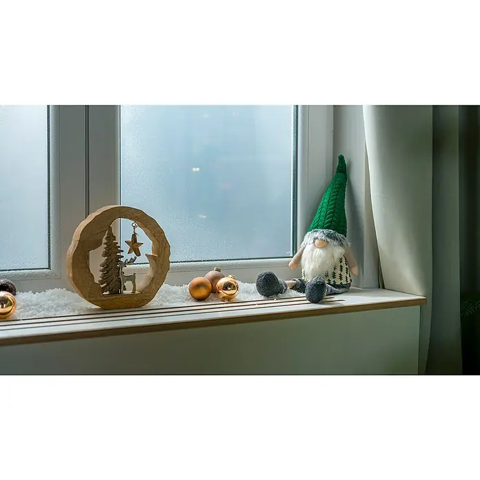 Dekofigur Weihnachtswichtel - L x B x H: 18 x 12 x 58 cm, Grün/Grau, Holz - Weihnachtliche Fensterdekoration mit Holzornament, Kugeln und einem Wichtel.