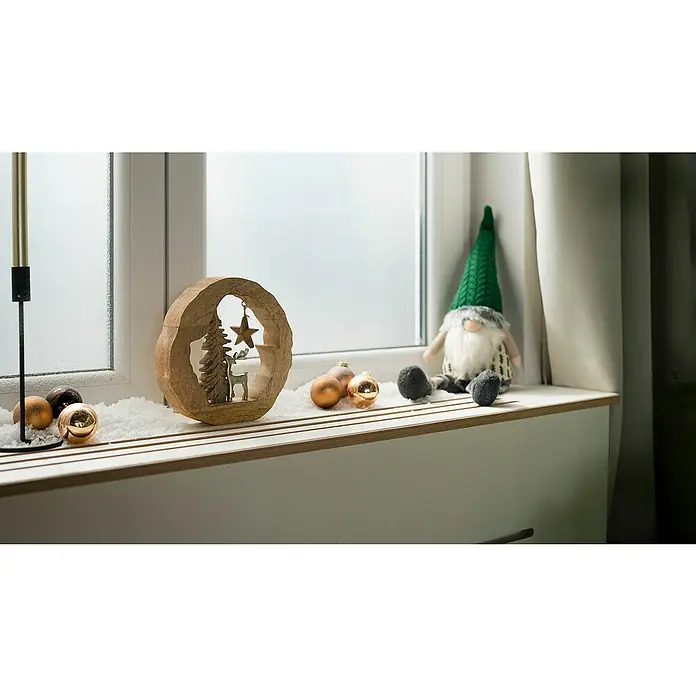 Dekofigur Weihnachtswichtel - L x B x H: 18 x 12 x 58 cm, Grün/Grau, Holz - Festliche Fensterbank-Szene mit einem Deko-Holzring mit Hirschmotiv, Kugeln und einem Zwerg mit grüner Mütze. Die Winterdeko sorgt für gemütliche Stimmung.