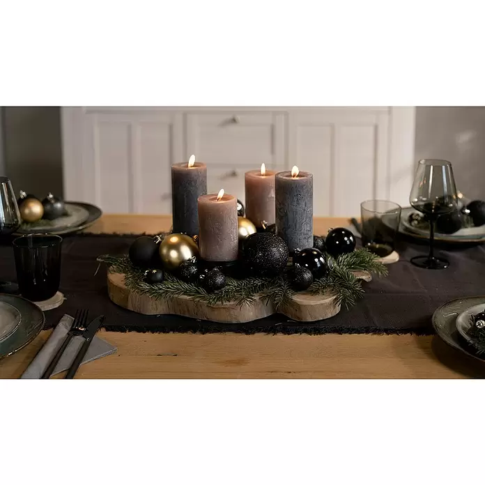 Adventskranz Holz - Durchmesser: 55 cm, Holz, Braun - Festliche Tischdekoration mit Adventskranz, vier brennenden Kerzen, Tannenzweigen und schwarz/goldenen Kugeln auf Holzsockel.