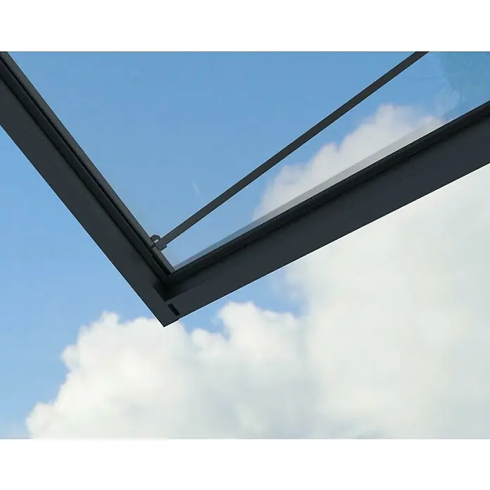 Palram – Canopia Pultvordach Sophia XL - 379 x 140 x 17 cm, Anthrazitgrau, Farbe Dach: Klar - Ansicht eines Dachfensters, das einen klaren blauen Himmel mit ein paar Wolken zeigt. Der graue Rahmen des Fensters ist gut sichtbar.
