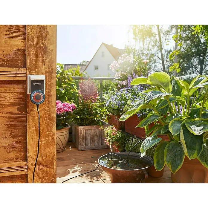 Gardena Micro-Drip Blumenkasten-Bewässerungs-SetEinsatzbereich: Bewässerungstechnik - Gardena Bewässerungssteuerung mit Zeitschaltuhr zur automatischen Gartenbewässerung. Praktische Lösung für eine optimale Pflanzenversorgung im Außenbereich.