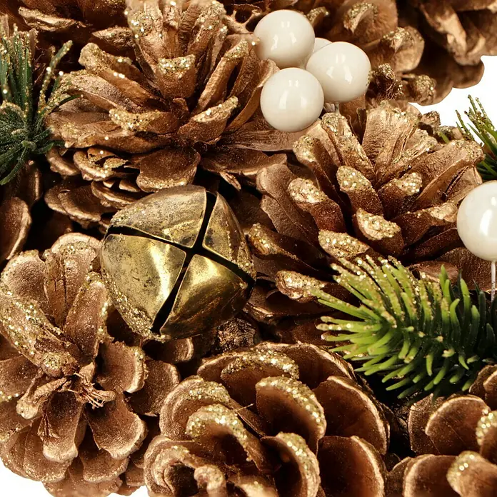 Dekokranz Tannenzapfen - 35 cm, Braun - Nahaufnahme einer festlichen Dekoration mit goldenen Tannenzapfen, einer goldenen Glocke und weißen Kugeln.