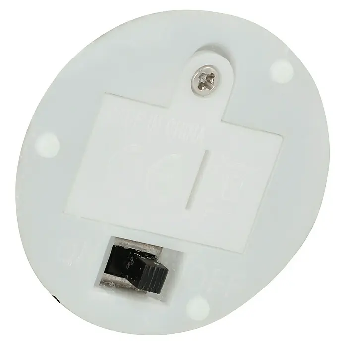 LED-Weihnachtsdekoleuchte Lebkuchenhaus - 12 x 14 x 12 cm, Mehrfarbig, Batteriebetrieben, LED - Detailansicht der Unterseite eines weißen Produkts mit Batteriefach und Schalter, befestigt mit einer Schraube. Hergestellt in China.