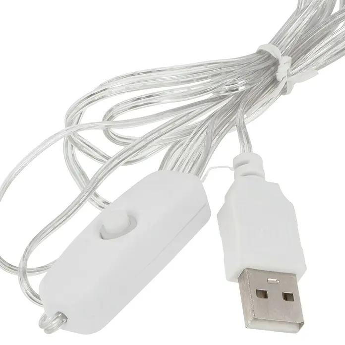 Tween Light Lámpara LED decorativa con caja de regalo - Multicolor, L x An x Al: 19 x 19 x 38 cm, Árbol - Primer plano de un cable USB blanco con interruptor e hilos transparentes, ideal para luces de cadena LED y otros dispositivos.