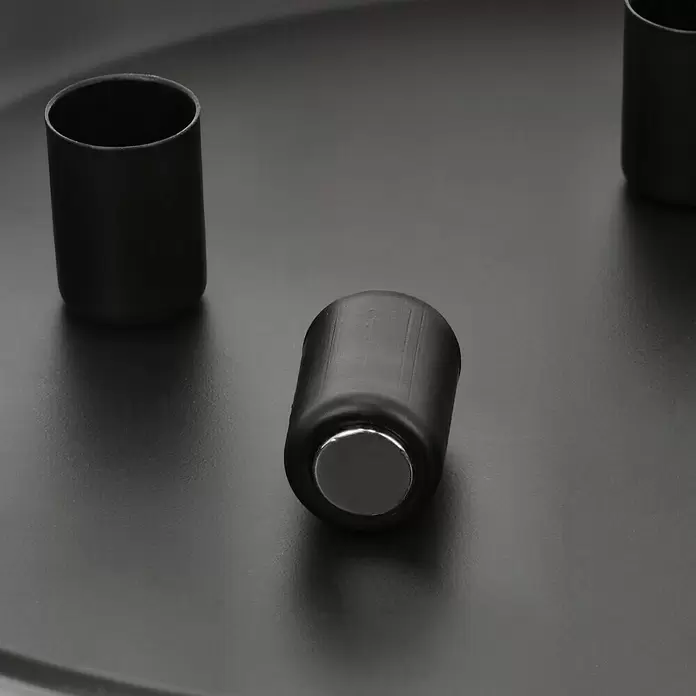 Adventskerzenhalter magnetisch - Schwarz - Matter schwarzer zylindrischer Kerzenhalter mit silbernem Magnetfuß.