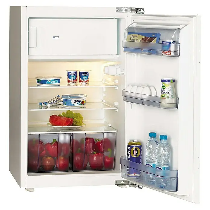 Respekta Premium Winkelküche Lorena - Breite: 280 cm, Grau, Hochglänzend, Steinoptik, Mit Elektrogeräten - Ein voll gefüllter Kühlschrank mit Lebensmitteln wie Obst, Gemüse, Joghurt und Getränken, ordentlich auf den Regalen platziert.