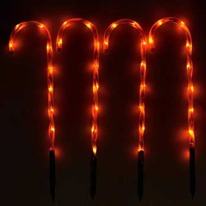 Tween Light LED-Gartenstecker Zuckerstangen - Innen, Lichtfarbe: Rot, Anzahl Leuchtmittel: 36 Stk., Batteriebetrieben - Vier leuchtende orangefarbene Zuckerstangen-Wegeleuchten mit Erdspießen.