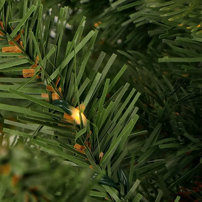 Künstlicher Weihnachtsbaum Allison - Höhe: 60 cm, Grün, LED-Beleuchtung - Nahaufnahme eines künstlichen Weihnachtsbaums mit warmweißen Lichtern, der eine festliche und gemütliche Atmosphäre erzeugt.