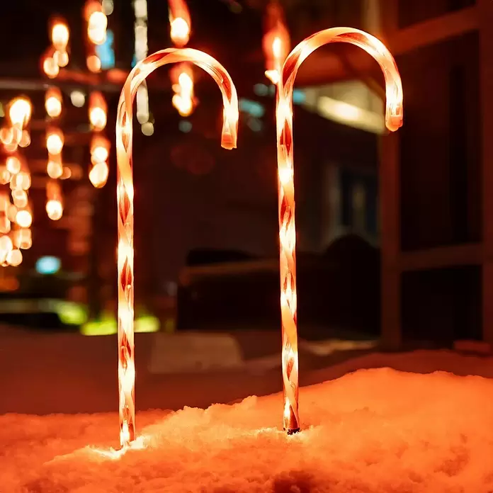 Tween Light LED-Gartenstecker Zuckerstangen - Innen, Lichtfarbe: Rot, Anzahl Leuchtmittel: 36 Stk., Batteriebetrieben - Zwei beleuchtete Zuckerstangen-Wegeleuchten leuchten warm im Schnee bei Nacht.