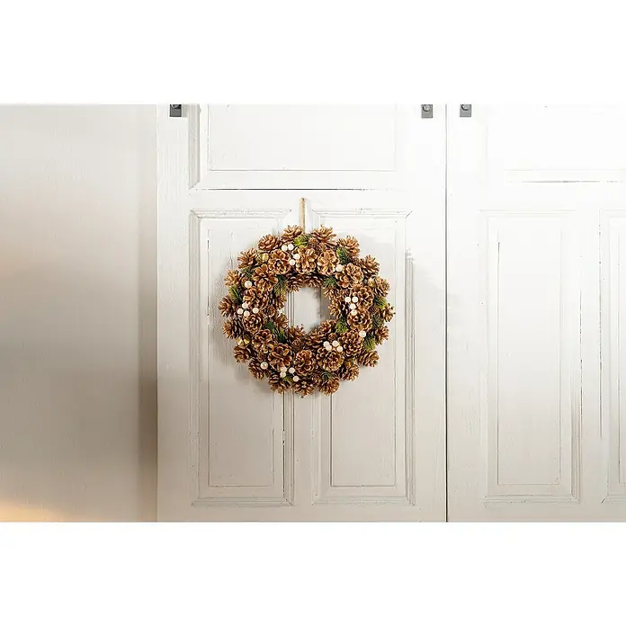 Dekokranz Tannenzapfen - 35 cm, Braun - Ein Weihnachtlicher Tannenzapfenkranz mit weißen Beeren hängt an einer weißen Holztür und bringt festliche Stimmung ins Haus.