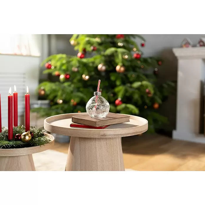 Trinkglas Partybecher Julia - Glas, Rot/Transparent - Heller Beistelltisch aus Holz mit runder Ablage, der Bücher und ein festliches Trinkgefäß hält, in einem gemütlichen Weihnachtswohnzimmer.