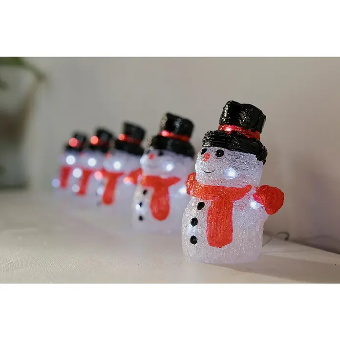 Tween Light LED-Lichterkette Schneemann - Innen, Lichtfarbe: Warmweiß, Anzahl Leuchtmittel: 40 Stk., Batteriebetrieben - Reihe von leuchtenden Schneemannfiguren mit rotem Schal und schwarzem Hut, die eine festliche, weihnachtliche Atmosphäre verbreiten.
