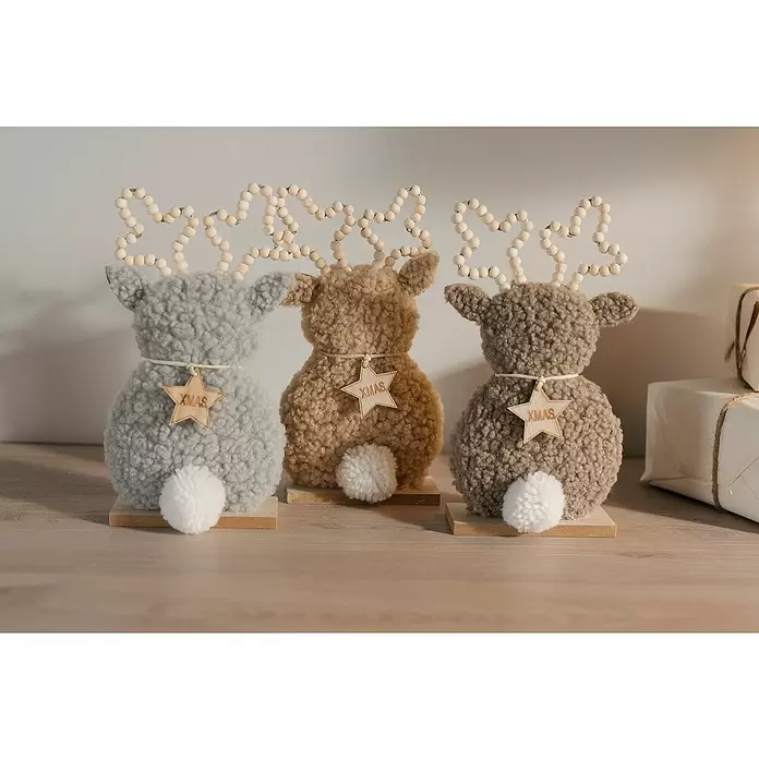 Dekofigur Hirsch - L x B x H: 13 x 5 x 24,5 cm, Braun/Grau, Holz, 1 Stk. - Drei plüschige Rentier-Dekorationen in Grau und Braun, mit Holzperlen-Geweih, "XMAS"-Sternen und weißen Bommelschwänzen.