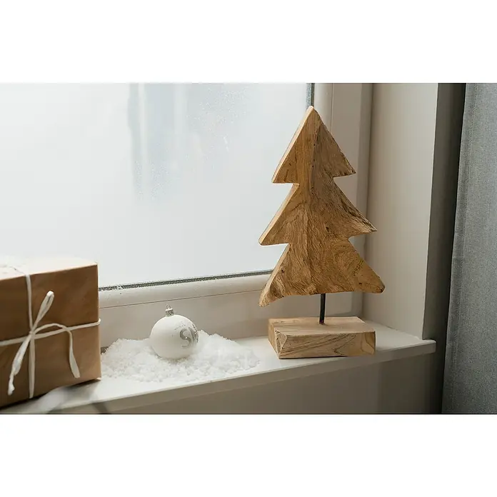 Holz-Weihnachtsbaum - L x B x H: 15 x 10 x 38 cm, Braun, Holz, 1 Stk. - Festliche Fensterbankdekoration mit Geschenk, Christbaumkugel, Kunstschnee und einem dekorativen Holzweihnachtsbaum.