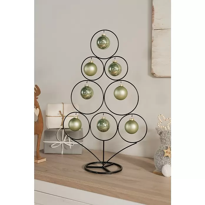 Metall-Weihnachtsbaum - Schwarz, 58 cm - Schwarze Metall-Weihnachtsbaumdekoration mit neun salbeigrünen Kugeln, als festliche Tischdekoration neben verpackten Geschenken.