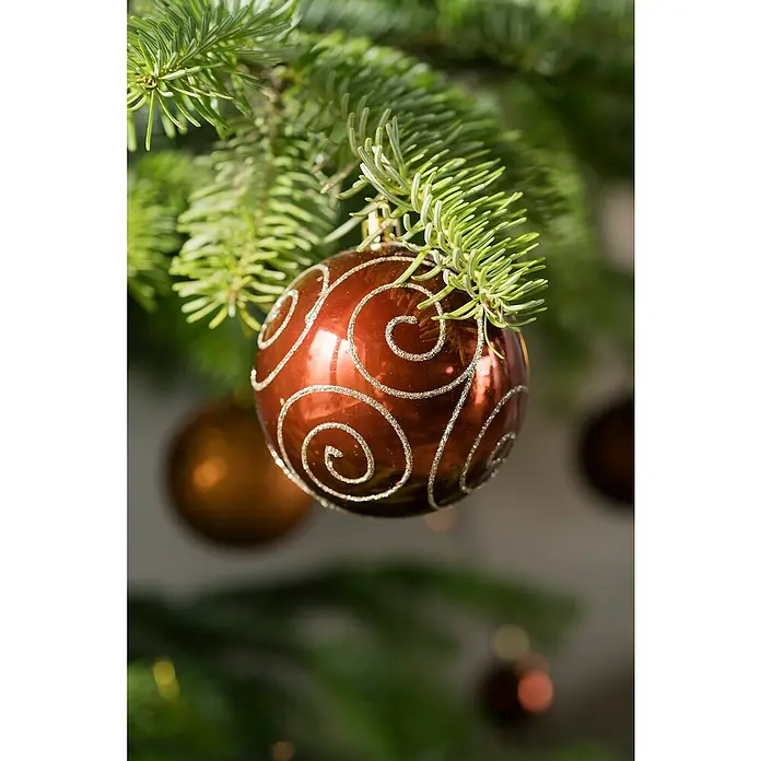 Weihnachtskugeln - Roasted Almond, Kunststoff, Durchmesser: 8 cm, 6 Stk. - Roter Weihnachtsbaumschmuck mit silbernen Wirbeln hängt an einem grünen Tannenzweig. Festliche Dekoration für die Weihnachtszeit.
