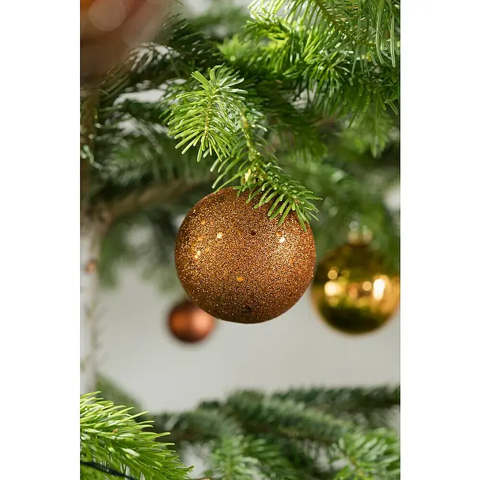 Weihnachtskugeln - Roasted Almond, Kunststoff, Durchmesser: 8 cm, 6 Stk. - Funkelnder, kupferfarbener Christbaumschmuck, der an einem grünen Nadelbaumzweig hängt und festliche Stimmung verbreitet.