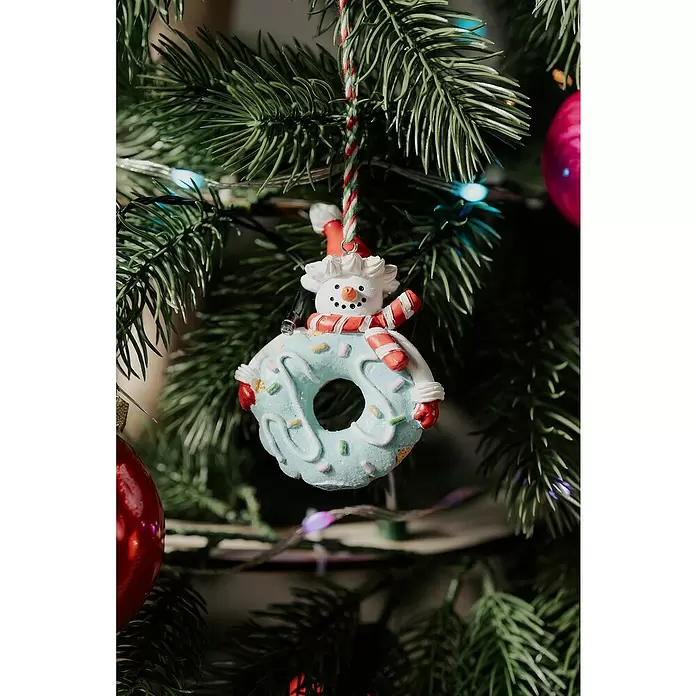 Decoris Christbaumschmuck Donut - Bunt, Polyresin, 9,6 x 7 x 3,2 cm - Weihnachtsbaumschmuck: weißer Schneemann mit rotem Hut und Schal auf hellblauem Donut mit weißem Zuckerguss und Streuseln.