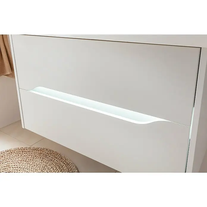 Camargue Curve Badmöbel-Set - Gesamtbreite Badmöbel: 80 cm, Matt, Weiß, 3 -tlg. - Nahaufnahme eines modernen, weißen Badezimmerschranks mit Schubladen, die mit integrierter LED-Beleuchtung für einen eleganten Look sorgen.