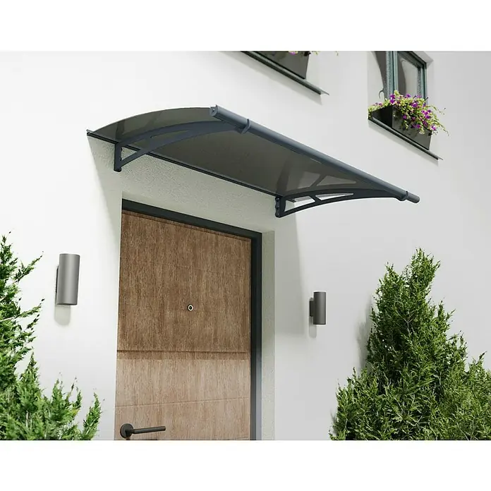Palram – Canopia Marquesina para puerta Aquila - 150,5 x 91,5 x 17,5 cm, Antracita, Color del techo: Gris - Una puerta principal moderna con un dosel gris y luces laterales, rodeada de plantas verdes.