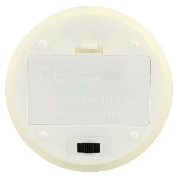 LED-Kerze Shine - Creme, Ø x H: 7,5 x 15 cm, Echtwachs - Unterseite einer cremefarbenen batteriebetriebenen Kerze mit Batteriefach, Netzschalter und dem Text "REQUIRES 2X 'AA' BATTERIES".