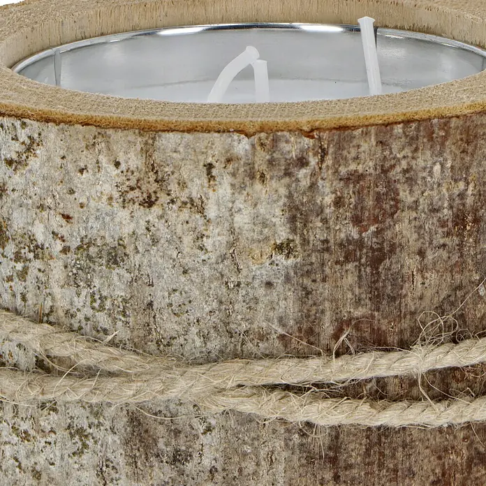 Windlicht mit Kerze - Weiß/Natur, Ø x H: 16 x 8 cm - Nahaufnahme eines rustikalen Kerzenhalters aus Birkenrinde mit Juteseil, der eine gemütliche Atmosphäre schafft.