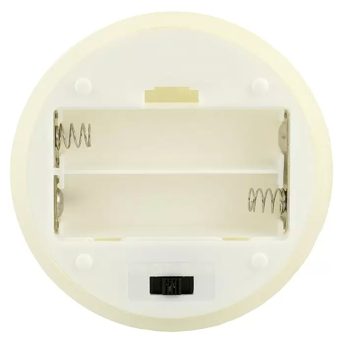LED-Kerze Shine - Creme, Ø x H: 7,5 x 12,5 cm, Echtwachs - Unterseite einer cremefarbenen LED-Kerze mit leerem Batteriefach für zwei AA-Batterien, Kontakten und einem EIN/AUS/TIMER-Schalter.