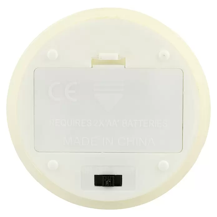 LED-Kerze Shine - Creme, Ø x H: 7,5 x 12,5 cm, Echtwachs - Unterseite einer weißen LED-Kerze mit Batteriefach für 2xAA Batterien, EIN/AUS/TIMER-Schalter und Herstellerangaben.