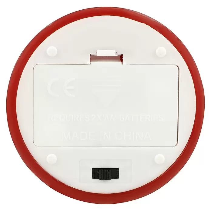 LED-Kerze Shine - Rot, Ø x H: 7,5 x 10 cm, Echtwachs - Unterseite einer roten Elektronikkerze mit weißem Batteriefach für 2x AA-Batterien, Ein/Aus/Timer-Schalter und „MADE IN CHINA“-Aufschrift.